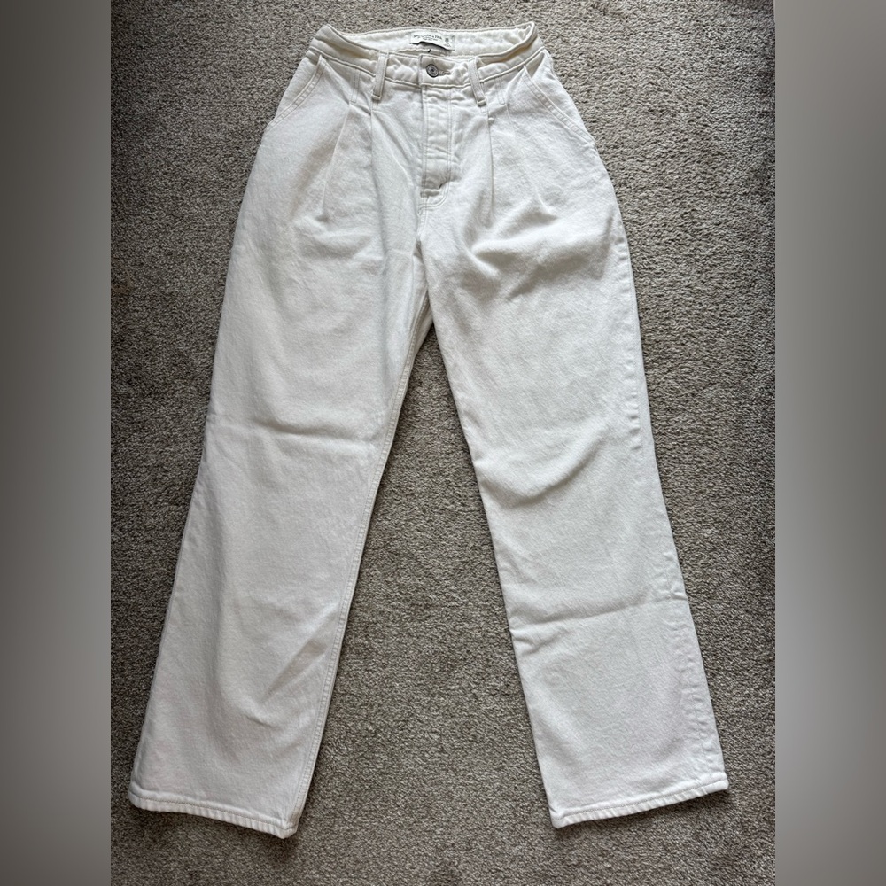 A&F Curve Love 90s Relaxed Jean 25s
